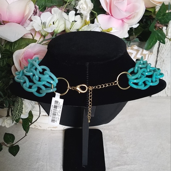 Light Green Three Link Row Necklace - Picture 2 of 2